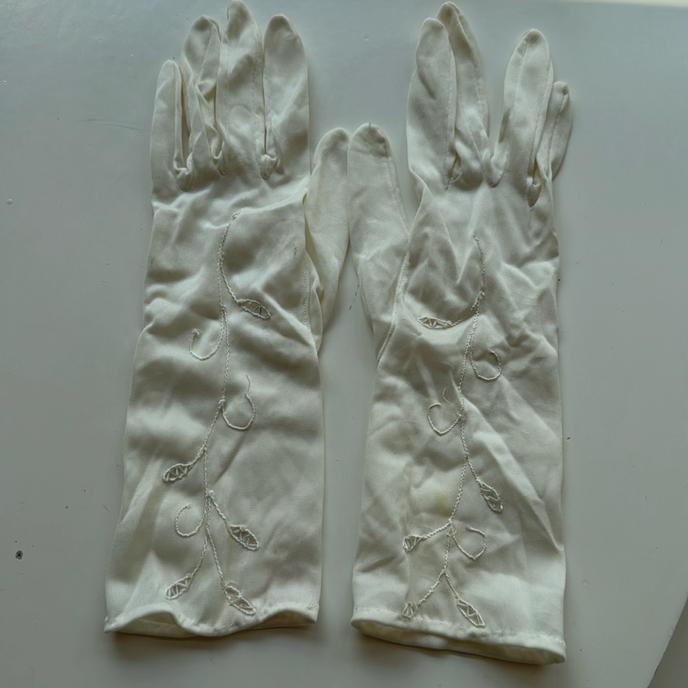 Beautiful vintage white gloves with embroidery and beading. Size 7 1/2 - Picture 1 of 9